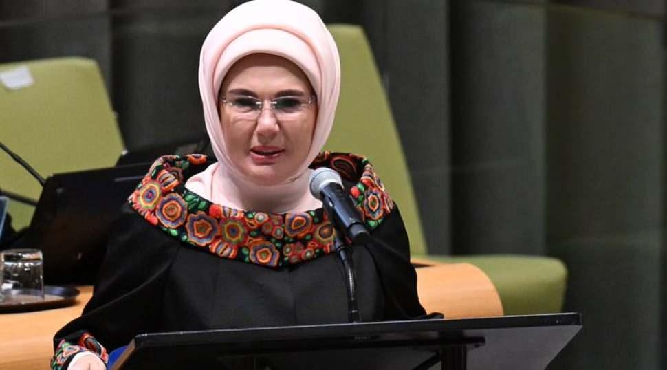 Emine Erdoğan'dan iklim krizi a&ccedil;ıklaması: Y&uuml;ksek D&uuml;zeyli Enerji D&ouml;n&uuml;ş&uuml;m&uuml; &Ccedil;&ouml;z&uuml;mlerinde konuştu