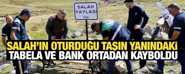 Salah&rsquo;ın oturduğu taşın yanındaki tabela ve bank ortadan kayboldu