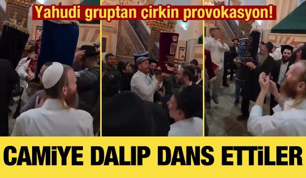 Fanatik Yahudiler'den küstah hareket: Camiye dalıp dans ettiler