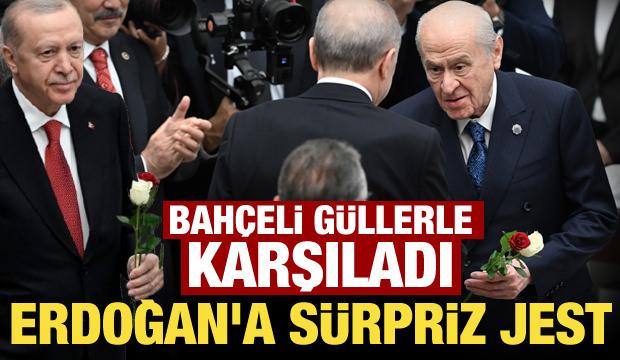 Meclis'te Erdoğan'a s&uuml;rpriz jest: Bah&ccedil;eli'den kırmızı-beyaz g&uuml;ller 