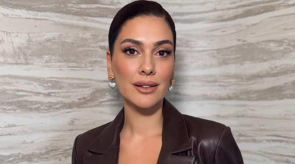 Berg&uuml;zar Korel&rsquo;den makyajsız ve pijamalı paylaşım