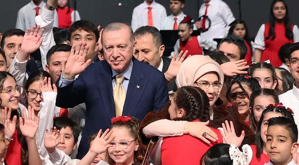 Emine Erdoğan'dan 'D&uuml;nya Kız &Ccedil;ocukları G&uuml;n&uuml;' mesajı: "Kendi yollarını cesaretle &ccedil;izsinler"