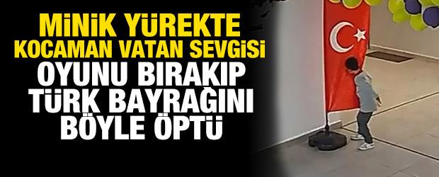 Minik y&uuml;rekte kocaman vatan sevgisi: Oyunu bırakıp T&uuml;rk bayrağını b&ouml;yle &ouml;pt&uuml;