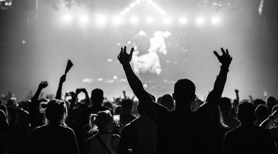 Şişli&rsquo;deki konserde şoke eden &ouml;l&uuml;m!  3 kişi fenalaştı, 1 kişi hayatını kaybetti