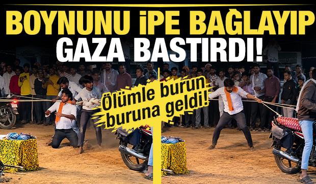 Hindistan'da akılalmaz g&ouml;steri &ouml;l&uuml;mle bitti! İki motosiklet ortasında can verdi