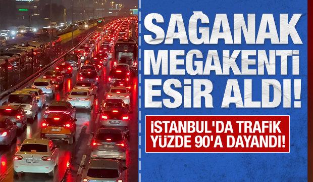 Sağanak mega kenti esir aldı: İstanbul'da trafik y&uuml;zde 90'a dayandı! 