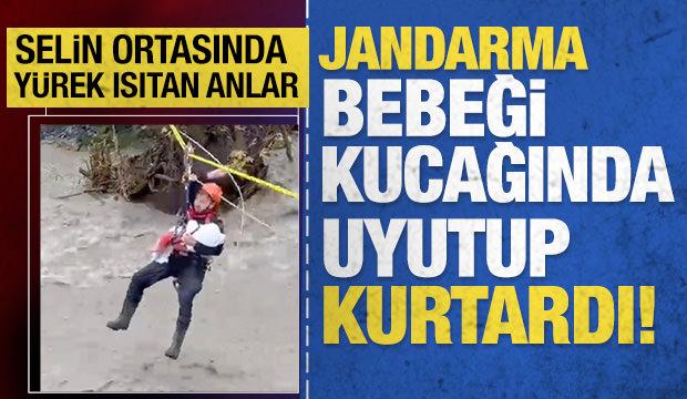 Selin ortasında y&uuml;rekleri ısıtan g&ouml;r&uuml;nt&uuml;: Jandarma bebeği kucağında uyutup kurtardı