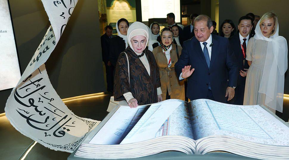 Emine Erdoğan&rsquo;dan Semerkant&rsquo;ta manevi ziyaret! İmam Buhari&rsquo;yi andı