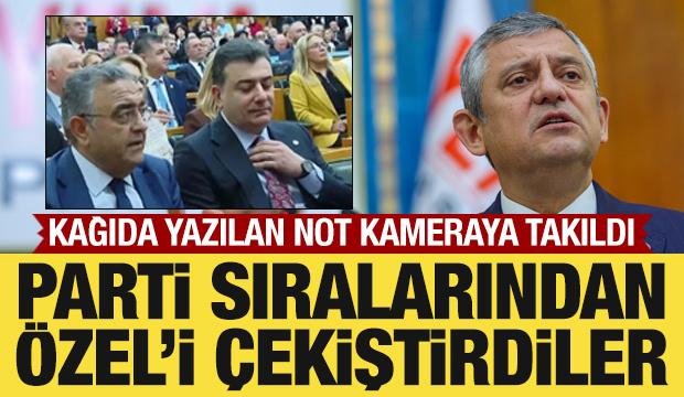 Parti sıralarından &Ouml;zel'i &ccedil;ekiştirdiler! Kağıda yazılan not kameraya takıldı