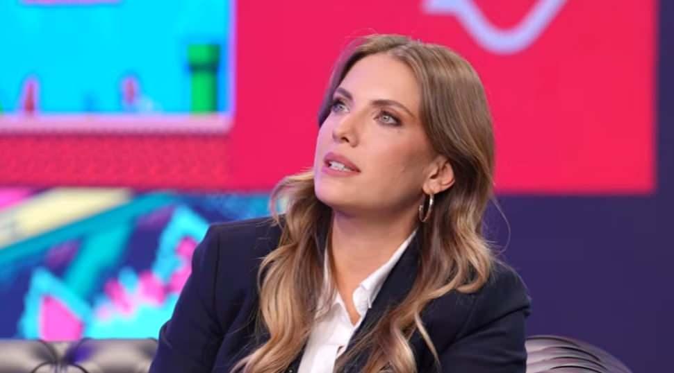 Eda Ece ifşa etti! Rol arkadaşının nazara karşı korunma y&ouml;ntemi şaşırttı