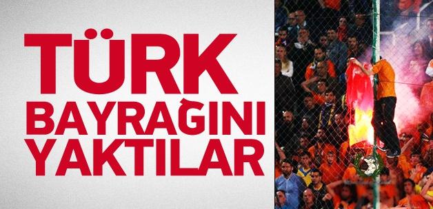 Rum derbisinde Türk bayrağı yaktılar!