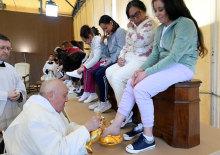 Papa Franciscus, kadın mahkumların ayağını yıkadı