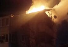 D&uuml;zce&rsquo;de korku dolu anlar: 3 katlı binanın &ccedil;atısı alev alev yandı