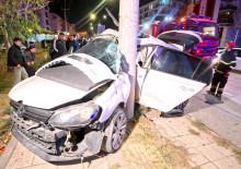 Otomobil direğe bir ok gibi saplandı: 2 ağır yaralı