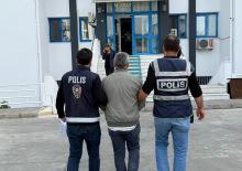 FETÖ firarisi emekli polis saklandığı evde enselendi