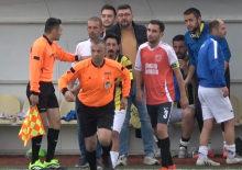 Amatör maçta futbolcunun dili boğazına kaçtı: Hakem can kurtardı