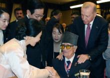 Cumhurbaşkanı Erdoğan, Güney Koreli mevkidaşını Kore gazileriyle buluşturdu