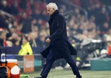 Mourinho taca çıkan topu alıp yedek kulübesinin arkasına attı: Saha karıştı