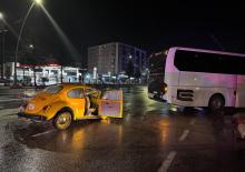 Uşak'ta otobüse arkadan çarpan otomobildeki 3 kişi yaralandı