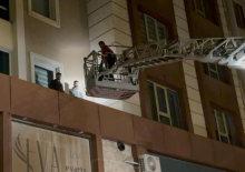 Garip olay: 3'üncü kattan çarşafla indiler: 2 gözaltı