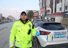 Muş'ta üşüyen kuryeye eldivenini veren polis gönülleri ısıttı