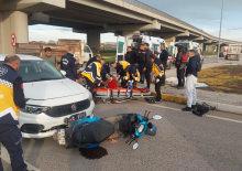 Otomobil ile motosiklet çarpıştı! İki kişi yola savruldu