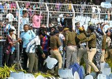 Messi'nin Hindistan turu olaylı başladı! Saha birbirine karıştı