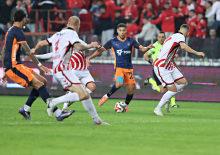 Samsunspor evinde ağır yaralı: Başakşehir zorlu virajı 3 puanla aştı