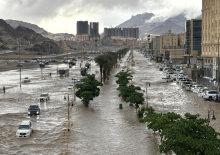 Suudi Arabistan'da şiddetli yağışlar sele yol açtı