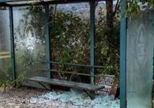 Otob&uuml;s duraklarının camlarını airsoft tabancayla kırmışlar