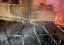 İstanbul'da iş yeri yangını! Patlamalar binayı alev topuna &ccedil;evirdi