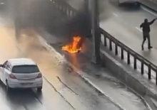  Beylikd&uuml;z&uuml; D-100 Otoyolu'nda motosiklet alev alev yandı