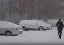 Kent kara g&ouml;m&uuml;ld&uuml;! 180 k&ouml;y yolu ulaşıma kapandı