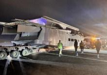 Erzurum-Artvin yolunda dorsesi yola oturan gemi y&uuml;kl&uuml; tır ulaşımı aksattı