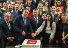 &Ouml;zg&uuml;r &Ouml;zel'den partide yeni yıl kutlaması