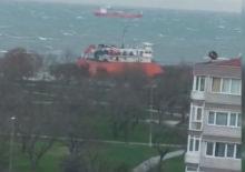 Avcılar'da faciadan d&ouml;n&uuml;ld&uuml;: Yakıt tankeri kıyıya s&uuml;r&uuml;klendi