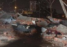 Bursa'da lodos duvarı devirdi, altında kalan 10 ara&ccedil; hasar g&ouml;rd&uuml;