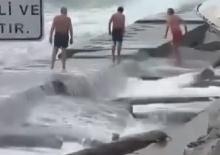 Caddebostan'da denize giren 3 kişi hastanelik oldu