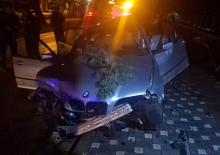 Kontrolden &ccedil;ıkan otomobil ağaca &ccedil;arptı: 2 ağır yaralı