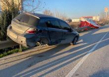 Antalya'da akılalmaz kaza: Bariyerde asılı kaldı!