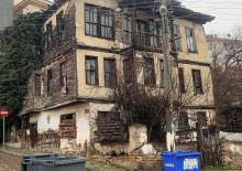 Bolu'da metruk bina &ccedil;&ouml;kt&uuml;: Bir otomobil hasar aldı