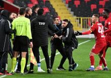 Burak Yılmaz &ccedil;ılgına d&ouml;nd&uuml;! Hakemin &uuml;zerine y&uuml;r&uuml;d&uuml;