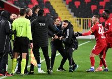 Burak Yılmaz &ccedil;ılgına d&ouml;nd&uuml;! Hakemin &uuml;zerine y&uuml;r&uuml;d&uuml;