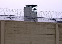 Cezaevinde h&uuml;k&uuml;ml&uuml;n&uuml;n saldırdığı 2 infaz ve koruma memuru yaralandı