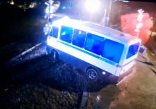 Tren rayda kalan dolmuşa &ccedil;arptı, s&uuml;r&uuml;c&uuml; saniyelerle kurtuldu