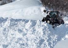 Kar kalınlığı 2 metreyi aştı, 27 k&ouml;y yolu kapalı
