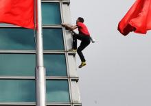 2004'te iple tırmandığı 101 metrelik binaya bu kez hi&ccedil;bir &ouml;nlem almadan &ccedil;ıktı