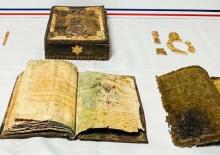 Antalya'da operasyon: Tarihi Kur'an-ı Kerimleri ka&ccedil;ırırken yakalandılar