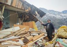 Artvin'de ineklerini besleyen adam canını zor kurtardı