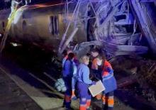 Hızlı trenler raydan &ccedil;ıktı: &Ccedil;ok sayıda &ouml;l&uuml; ve yaralı var